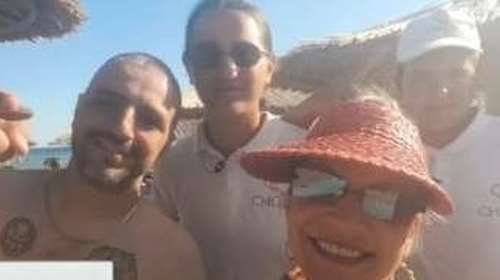 Ο ΛΕΞ κάνει διακοπές στη Λήμνο: Σπάνιες πόζες και βουτιές σε γνωστή παραλία του νησιού [εικόνα]