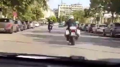 Συγκίνηση: Αστυνομικοί της ομάδας ΔΙΑΣ ανοίγουν δρόμο για ασθενοφόρο με παιδάκι που κινδυνεύει [Βίντεο]