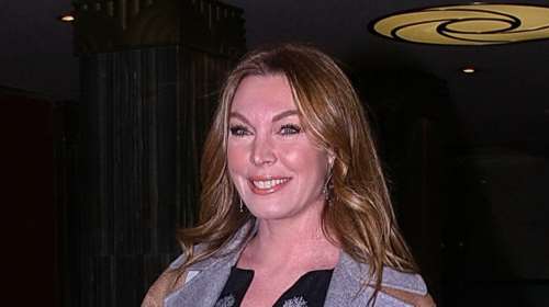 Η Τατιάνα Στεφανίδου στα χρώματα του φθινοπώρου: Η statement δερμάτινη φούστα με τα κουμπιά και το πλισέ και η Hermes τσάντα