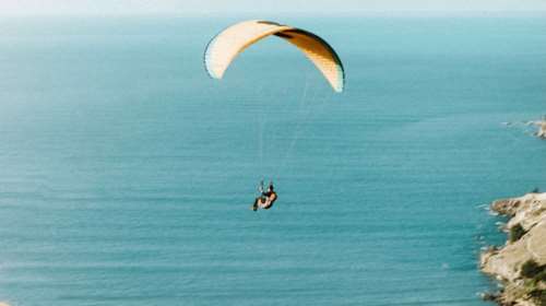 Δυστύχημα στα Σύβοτα: Πώς σκοτώθηκε η γυναίκα με το αλεξίπτωτο θαλάσσης - Σε κατάσταση σοκ ο χειριστής