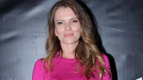 Κιμ Κίλιαν: Στιλάτη με ψηλόμεσο τζιν και ιδιαίτερα αξεσουάρ - Η ηλικία της και οι όμορφες έφηβες κόρες της