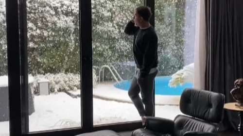 Μαζωνάκης: Απολαμβάνει τη χιονοθύελλα από το εντυπωσιακό σαλόνι του στη Βούλα [Βίντεο]