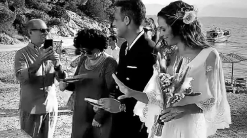 Το ρομαντικό boho νυφικό της Αρετής Θεοχαρίδη με τα αέρινα δαντελένια μανίκια καμπάνες