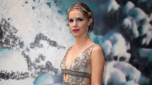 Ευγενία Νιάρχου: Γενέθλια στη Μύκονο με metallic φόρεμα με βαθύ ντεκολτέ και κοχύλια στα μαλλιά