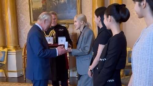 Ο βασιλιάς Κάρολος βράβευσε το γυναικείο συγκρότημα της K-pop Blackpink [βίντεο]