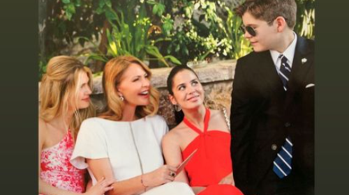 Aλεξάνδρα Κωστοπούλου: Οι αδημοσίευτες φωτογραφίες για τα γενέθλια της μαμάς της Τζένης Μπαλατσινού