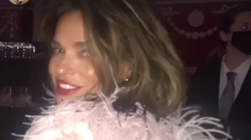 Νίκος Τσάκος - Σήλια Κριθαριώτη: Η λαμπερή εμφάνιση στα Fashion Awards με τις δίδυμες κόρες τους