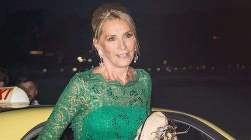 Κομψή αριστοκράτισσα στο Κολωνάκι η Μαρί Μπλανς Μπίερλαϊν: Η μητέρα της Τατιάνας Μπλάτνικ με μεταξωτή παντελόνα, μπλέιζερ και σανδάλια