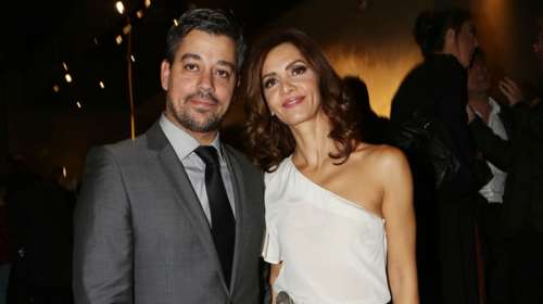 Κατερίνα Λέχου: Κομψή και πανύψηλη με λευκή ντραπέ φούστα και over the knee μπότες