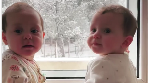 Αριάνα και Φιλίππα Τανιμανίδη: Οι δίδυμες ξετρελαίνονται βλέποντας το χιόνι για πρώτη φορά [Βίντεο]