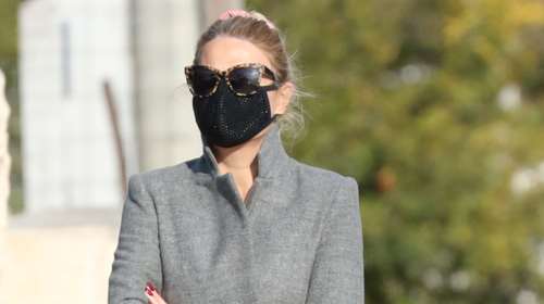 Φαίη Σκορδά: Βγήκε για περπάτημα με γκρι παλτό, βελούδινη φόρμα και αθλητικά