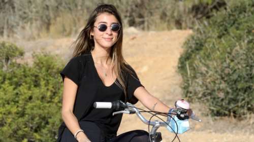 Χριστιάνα Μπέτα: Βόλτα στη Γλυφάδα με ροζ ποδήλατο και αθλητικό look