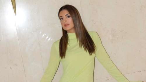 Σταματίνα Τσιμτσιλή: Το φθινοπωρινό look της με lime ζέρσεϊ φόρεμα από τα H&amp;M