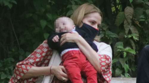 Τζένη Μπαλατσινού: Βόλτα με τον τεσσάρων μηνών ξανθό γιο της στην αγκαλιά