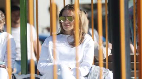 Υβόννη Μπόσνιακ: Η πιο στιλάτη μαμά στην παιδική χαρά με total white look και την καστανόξανθη κόρη της