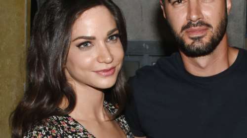 Η Κατερίνα Γερονικολού με μποέμ εμφάνιση σε βραδινή της έξοδο στο θέατρο [εικόνες]