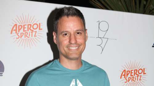 Ο αντιεμβολιαστής Πετράκος έκανε πρεμιέρα με... rapid test και τραγούδησε σε εμβολιασμένο κοινό