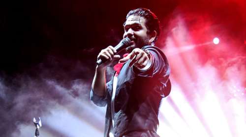 Ο Χρήστος Μάστορας μάς συστήνει την κούκλα αδελφή του - Δείτε πόσο μοιάζουν [εικόνα]