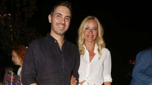 Χατζηγιάννης - Μακρυπούλια: Μπροστά από το χριστουγεννιάτικο δέντρο με τα κατοικίδιά τους [εικόνα]