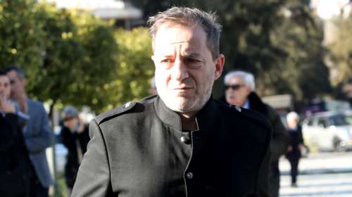 Δημήτρης Λιγνάδης: Η αντίδρασή του για τις υβριστικές αφίσες με το πρόσωπό του στην Αθήνα [βίντεο]