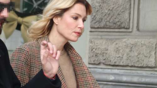 Βίκυ Καγιά: Bόλτα στην παραλία αγκαλιά με τα παιδιά της, Μπιάνκα και Κάρολο [εικόνα]