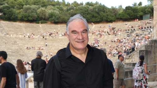 Ξεσπά ο σκηνοθέτης Τάσος Μπουλμέτης: Το άθλιο μηντιακό σύμπαν λέει σε εμάς τους ΑΣΤΡΑΖΕΝΑΙΟΥΣ ότι κάναμε το κακό εμβόλιο