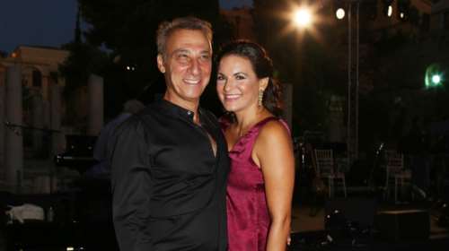 Όλγα Κεφαλογιάννη: Λαμπερή εμφάνιση στη Ρωμαϊκή Αγορά με τον σύντροφο και την αδελφή της