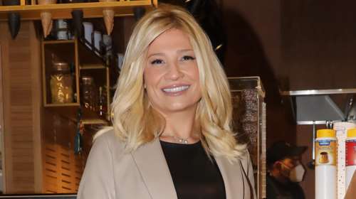 Φαίη Σκορδά: Βραδινή εμφάνιση με leather on leather look - Το μίνι δερμάτινο φόρεμα και το δερμάτινο σακάκι