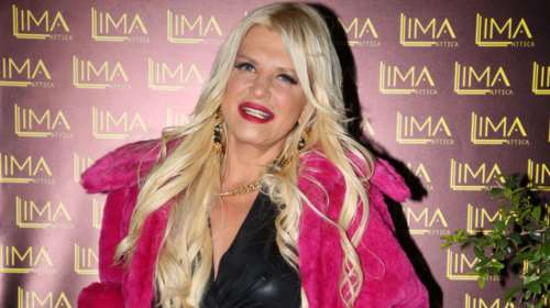 Μαρίνα Πατούλη: Barbie girl στη Γλυφάδα με φούξια γούνα και ροζ κουφετί over the knee μπότες