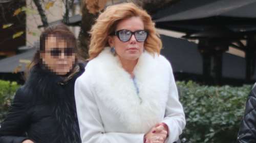 Ευγενία Μανωλίδου: Η εμφάνιση υπερπαραγωγή στο κέντρο με λευκό παλτό και πολυτελείς γόβες