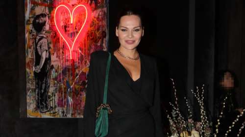 Υβόννη Μπόσνιακ: Με μακρυμάνικο μίνι φόρεμα με ανοιχτό ντεκολτέ στην πρεμιέρα του Ρέμου