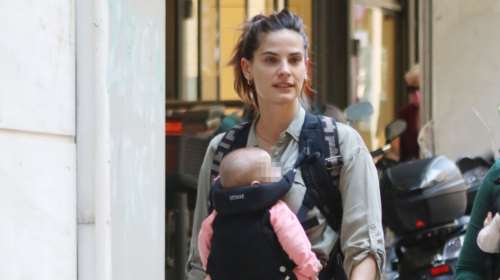 Χριστίνα Μπόμπα: Η βόλτα στο Κολωνάκι με cargo παντελόνι, λευκές αρβύλες και τις κόρες της στο μάρσιπο