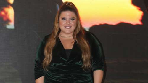 Δανάη Μπάρκα: Η βραδινή εμφάνιση με σούπερ μίνι βελούδινο φόρεμα