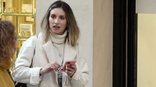 Αθηνά Οικονομάκου: Πώς φόρεσε ένα φλοράλ καλοκαιρινό φόρεμα με μάλλινο ζιβάγκο, τζάκετ και αρβύλες