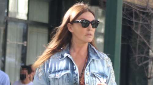 Βάνα Μπάρμπα: Casual στην Αθήνα με καλοκαιρινό φόρεμα, denim τζάκετ, σανδάλια και Louis Vuitton