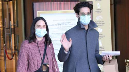 Γιώργος Καράβας: Έξοδος για ψώνια μαζί με τη σύζυγό του - Το ιδιαίτερο παλτό