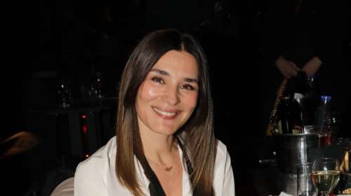 Μαρία Ναυπλιώτου: Σικ εμφάνιση στα μπουζούκια με εντυπωσιακό βελούδινο φλοράλ σακάκι [εικόνα]