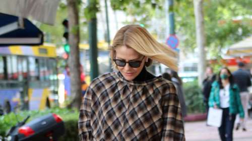 Τζένη Μπαλατσινού: Στιλάτη εμφάνιση με μαύρο δερμάτινο κολάν στο κέντρο της Αθήνας [εικόνες]