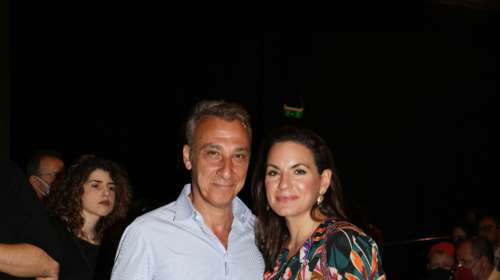 Ολγα Κεφαλογιάννη: Βραδινή θεατρική έξοδος με φλοράλ φόρεμα και λευκά πέδιλα [εικόνες]