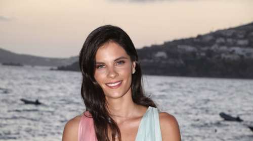 Ελίνα Μπόμπα: Εντυπωσιακή με δίχρωμο φόρεμα και τεράστιο ντεκολτέ στη βάφτιση των διδύμων Τανιμανίδη [εικόνες]