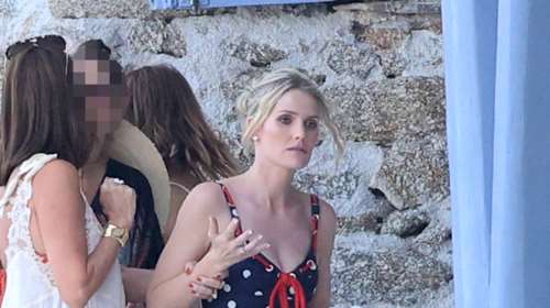 Η ανιψιά της πριγκίπισσας Νταϊάνα σε εστιατόριο στη Μύκονο - Με πουά φόρεμα και λευκά mules