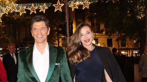 Κάτια Ζυγούλη: Με glam βελούδινο φόρεμα στο πλευρό του Σάκη Ρουβά σε κοσμική εκδήλωση