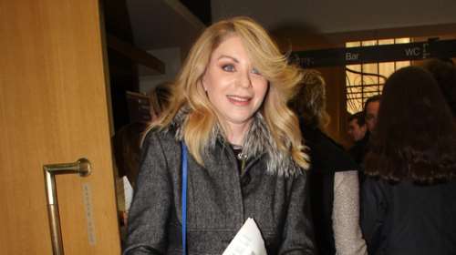 Άερα από τα 70s για την Έλλη Στάη: Το κομψό και χειμερινό σύνολο της δημοσιογράφου