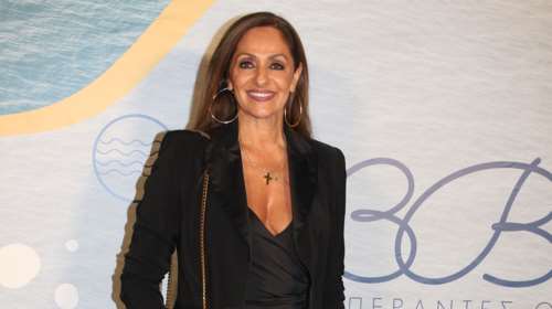 Βίκυ Κουλιανού: Η βραδινή εμφάνιση με μίνι κρουαζέ φόρεμα, μπλέιζερ, φλατ σανδάλια με κρύσταλλα και YSL τσάντα