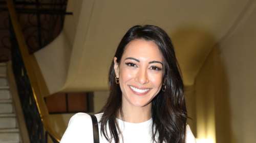 Ευγενία Σαμαρά: Απόλυτα στιλάτη με oversized blazer και μαύρα μποτάκια σε θεατρική πρεμιέρα