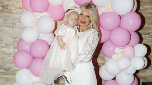 Γιαγιά στα 53 της η Τάρια Μπούρα - Η πιο όμορφη γιαγιά με λευκό δαντελένιο φόρεμα και διακοσμημένα mules