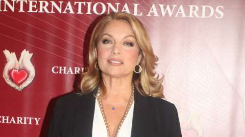 Άντζελα Γκερέκου: Πανέμορφη σε τελετή βράβευσης - Το ανδρόγυνο look και τα περίτεχνα πέδιλα