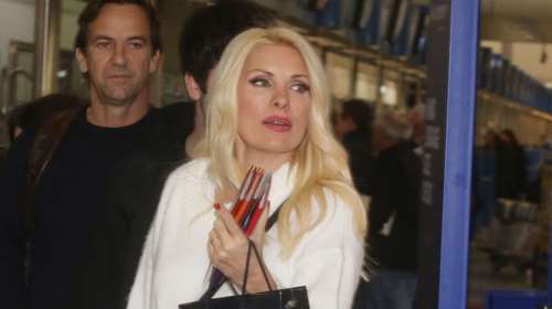 Η Ελένη Μενεγάκη μας ανοίγει το ατελείωτο σαλόνι του σπιτιού της στα Μελίσσια - Παντού έργα Τέχνης