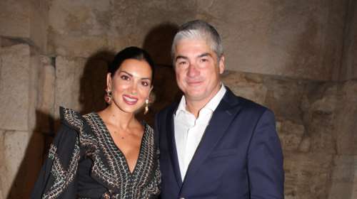 Σταματίνα Τσιμτσιλή- Θέμης Σοφός: Εικόνες από το σπίτι τους στην Πάρο - Κυκλαδίτικο με ξύλινα έπιπλα και έργα Τέχνης