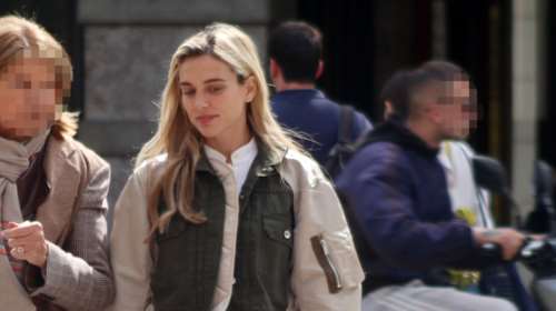 Μαριάννα Γουλανδρή Λαιμού: Εντελώς άβαφη, με κομψό street style στο κέντρο της Αθήνας